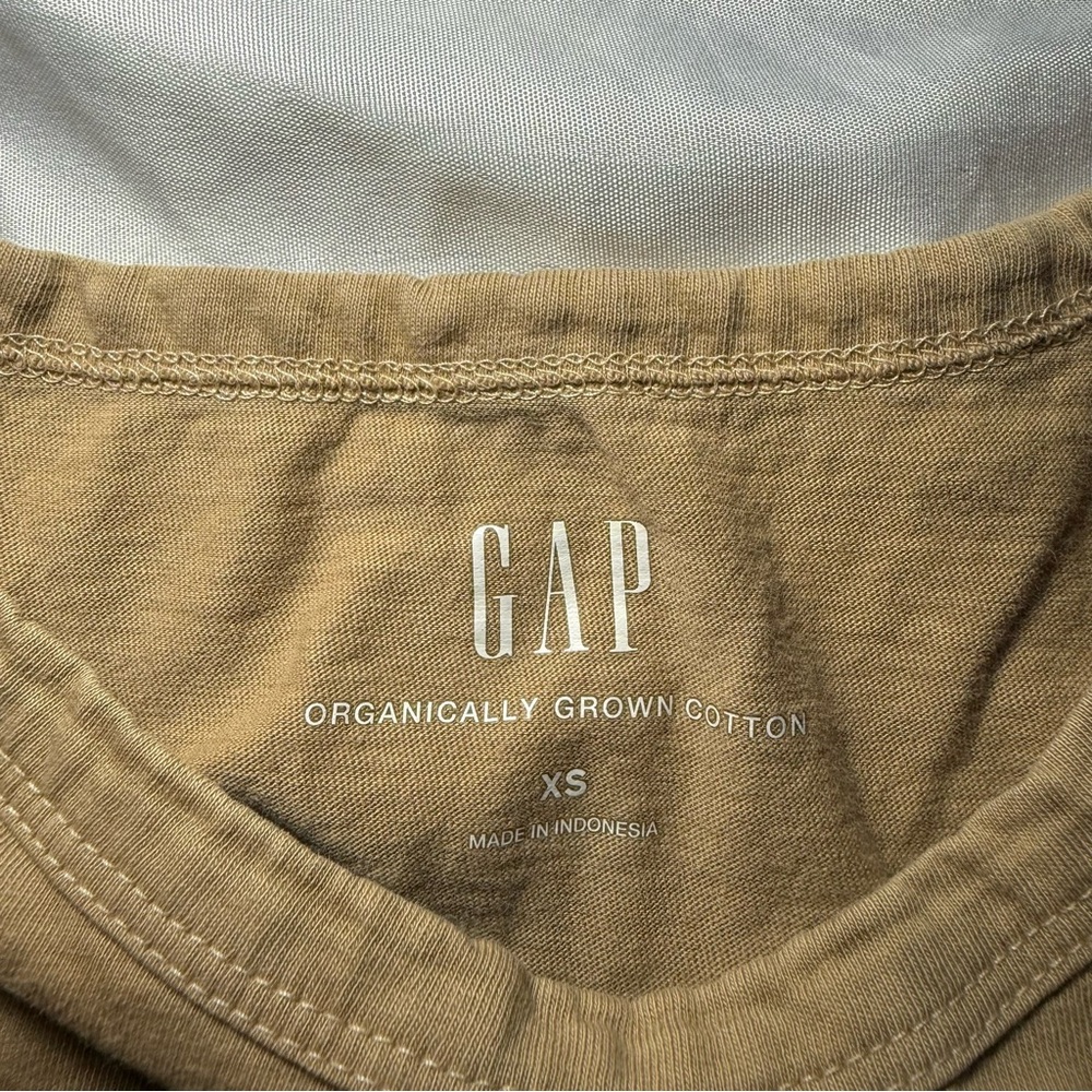 GAP Women's Tan Short Sleeve Tee - Picture 3 of 5